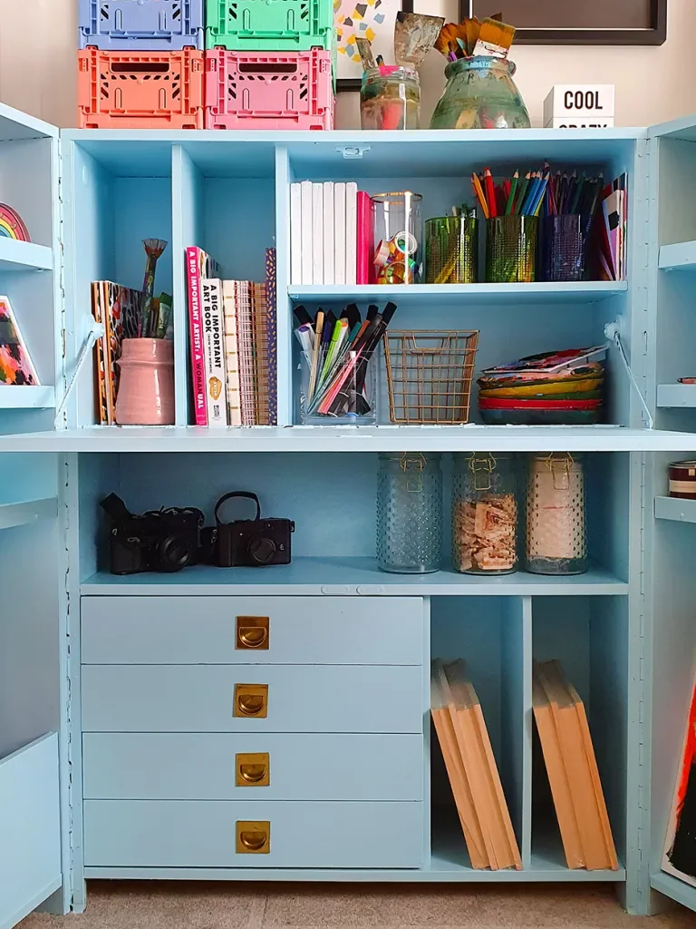 An Artist's $100 “Desk Office” Makes Working From Home in a Tiny Space Work